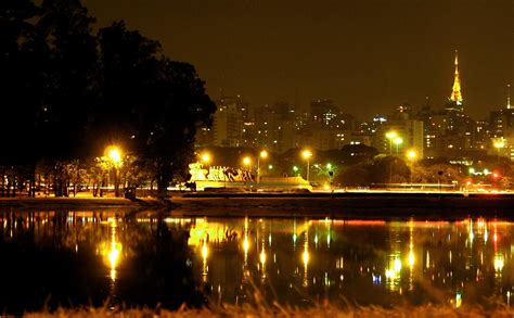 Concerto Inesperado de Paulina Rubio no Parque Ibirapuera: Uma Noite de Música e Emoções Explosivas!